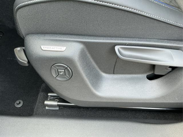 Volkswagen / Tiguan / Schwarz / R-Line / Deep Black Perleffekt / , Beispielbilder, ggf. teilweise mit Sonderausstattung