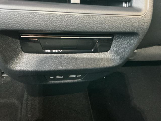 Volkswagen / Tiguan / Schwarz / R-Line / Deep Black Perleffekt / , Beispielbilder, ggf. teilweise mit Sonderausstattung