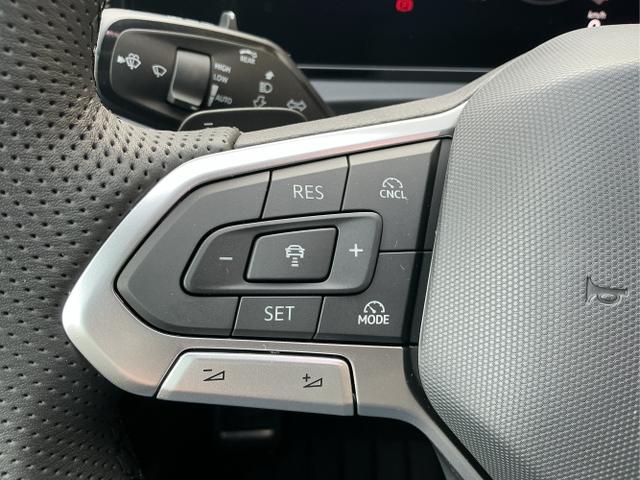 Volkswagen / Tiguan / Schwarz / R-Line / Deep Black Perleffekt / , Beispielbilder, ggf. teilweise mit Sonderausstattung