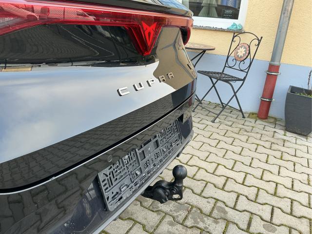 Cupra / Leon Sportstourer / Schwarz / Sp VZ AHK / Midnight Black / , Beispielbilder, ggf. teilweise mit Sonderausstattung