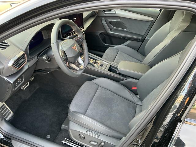 Cupra / Leon Sportstourer / Schwarz / Sp VZ AHK / Midnight Black / , Beispielbilder, ggf. teilweise mit Sonderausstattung