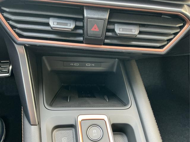 Cupra / Leon Sportstourer / Schwarz / Sp VZ AHK / Midnight Black / , Beispielbilder, ggf. teilweise mit Sonderausstattung