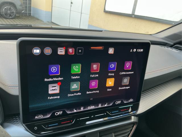 Cupra / Leon Sportstourer / Schwarz / Sp VZ AHK / Midnight Black / , Beispielbilder, ggf. teilweise mit Sonderausstattung