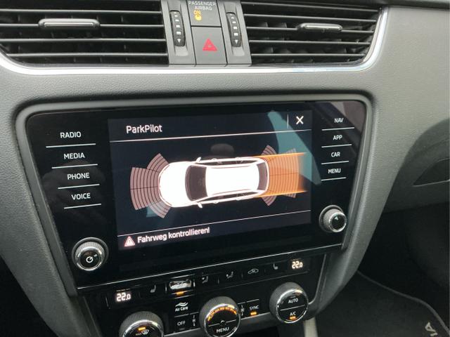 Skoda / Octavia Combi / Wei&szlig; / / / Style LED NAVI KESSY el. Heckklappe 8fach Bereift