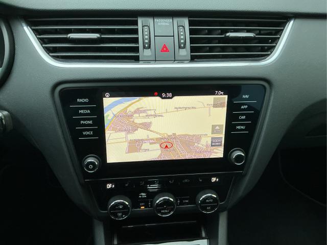 Skoda / Octavia Combi / Wei&szlig; / / / Style LED NAVI KESSY el. Heckklappe 8fach Bereift