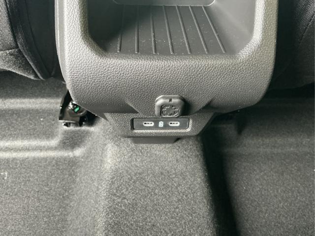 Dacia / Duster / Gr&uuml;n / Journey / Green Cedre / , Beispielbilder, ggf. teilweise mit Sonderausstattung