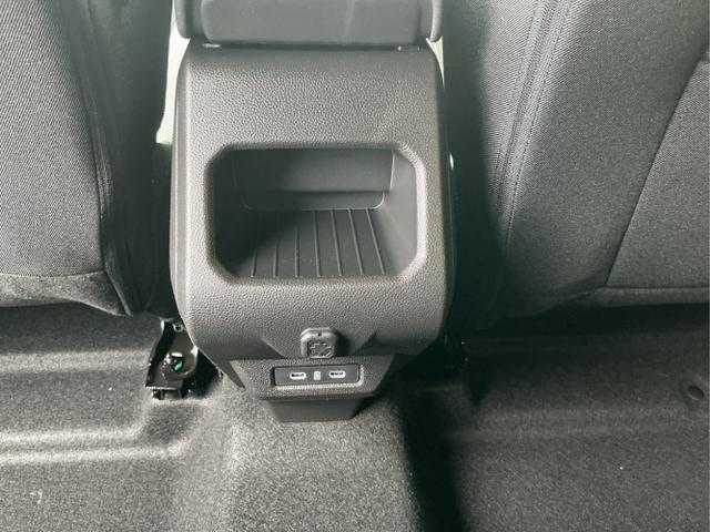 Dacia / Duster / Gr&uuml;n / Journey / Green Cedre / , Beispielbilder, ggf. teilweise mit Sonderausstattung