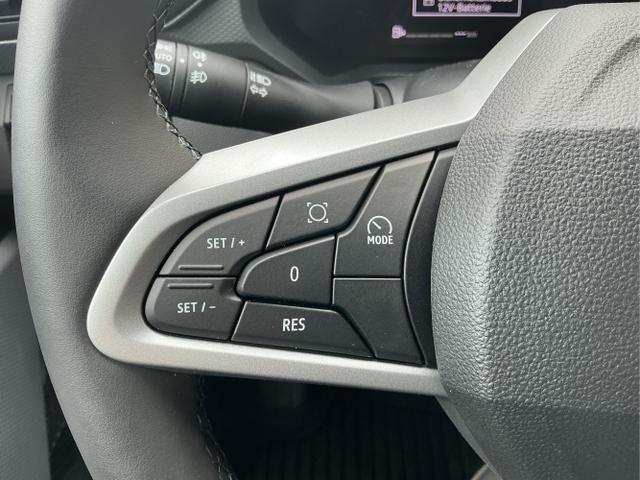 Dacia / Duster / Gr&uuml;n / Journey / Green Cedre / , Beispielbilder, ggf. teilweise mit Sonderausstattung