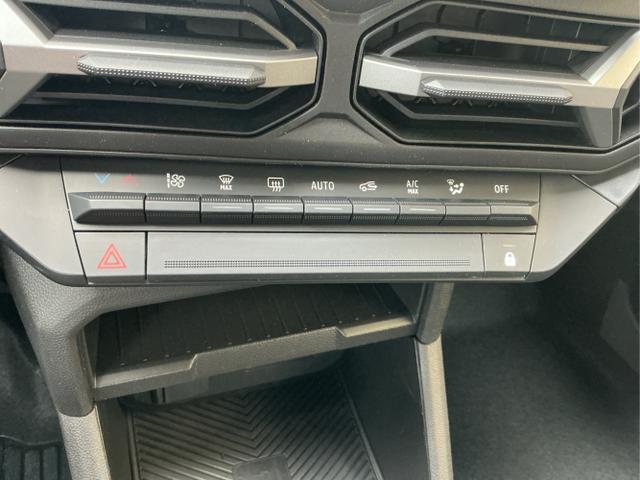 Dacia / Duster / Gr&uuml;n / Journey / Green Cedre / , Beispielbilder, ggf. teilweise mit Sonderausstattung