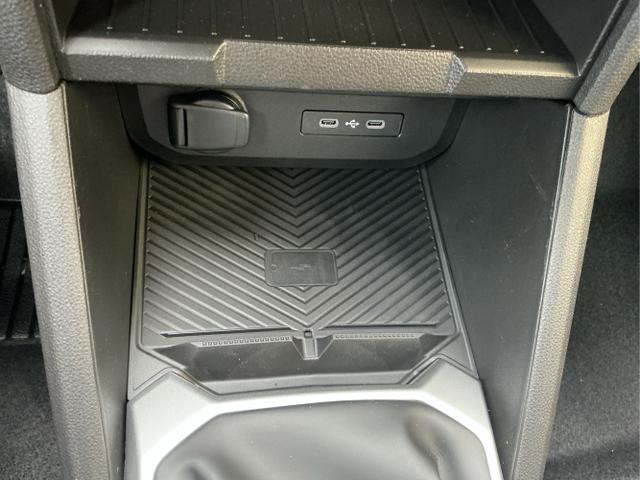 Dacia / Duster / Gr&uuml;n / Journey / Green Cedre / , Beispielbilder, ggf. teilweise mit Sonderausstattung