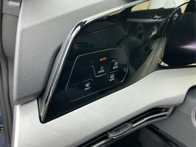 Volkswagen / Golf / Blau / Limited / Anemonenblau Metalic / , Beispielbilder, ggf. teilweise mit Sonderausstattung