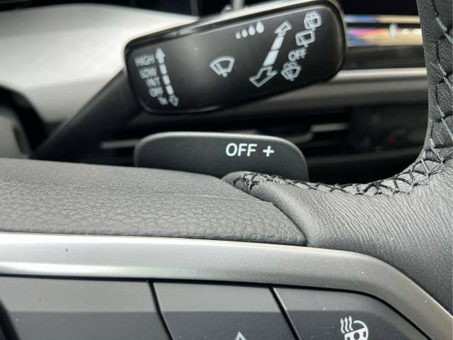 Volkswagen / Golf / Blau / Limited / Anemonenblau Metalic / , Beispielbilder, ggf. teilweise mit Sonderausstattung