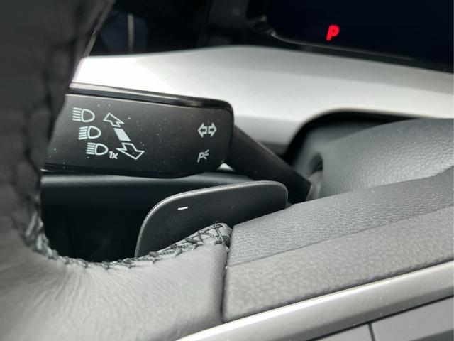 Volkswagen / Golf / Blau / Limited / Anemonenblau Metalic / , Beispielbilder, ggf. teilweise mit Sonderausstattung