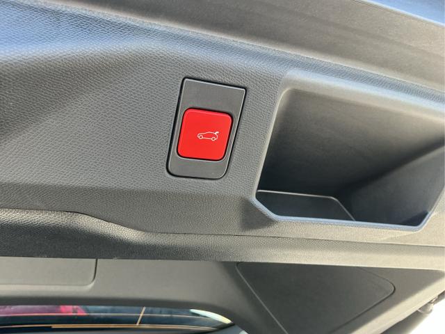 Peugeot / 5008 / Grau / GT 7-S / Titanium Grau Metalic / , Beispielbilder, ggf. teilweise mit Sonderausstattung