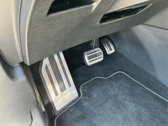 Peugeot / 5008 / Grau / GT 7-S / Titanium Grau Metalic / , Beispielbilder, ggf. teilweise mit Sonderausstattung