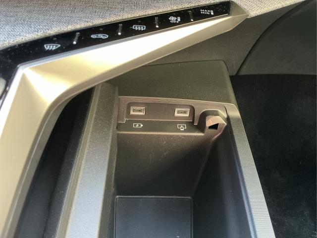 Peugeot / 5008 / Grau / GT 7-S / Titanium Grau Metalic / , Beispielbilder, ggf. teilweise mit Sonderausstattung
