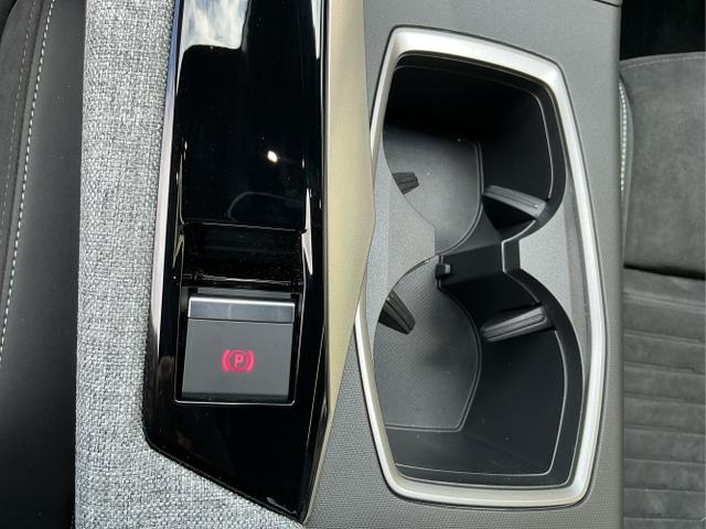 Peugeot / 3008 / Blau / Hybrid 145 / Bleu Ingaro Metalic / , Beispielbilder, ggf. teilweise mit Sonderausstattung