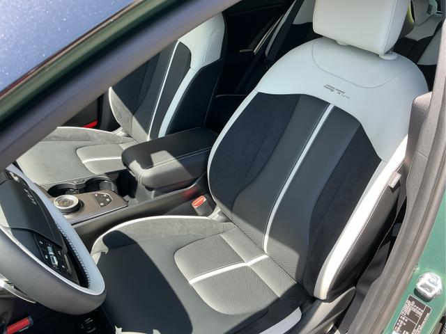 Kia / Sportage / Gr&uuml;n / Gt-Plusline / Experince Green / , Bild dient zur Illustration und zeigt aufpreispflichtige Sonderausstattung. "Die Herstellergarantie beginnt bei EU-Fahrzeugen bereits bei Auslieferung vom ausl&auml;ndischen Lieferanten und kann um mehr als 14 Tage verk&uuml;rzt sein.