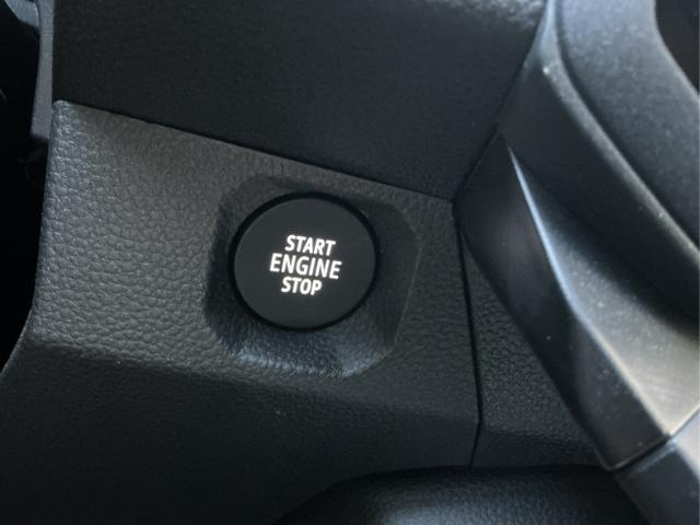 Dacia / Duster / Gr&uuml;n / Extreme / Dusty Khaki / , Beispielbilder, ggf. teilweise mit Sonderausstattung