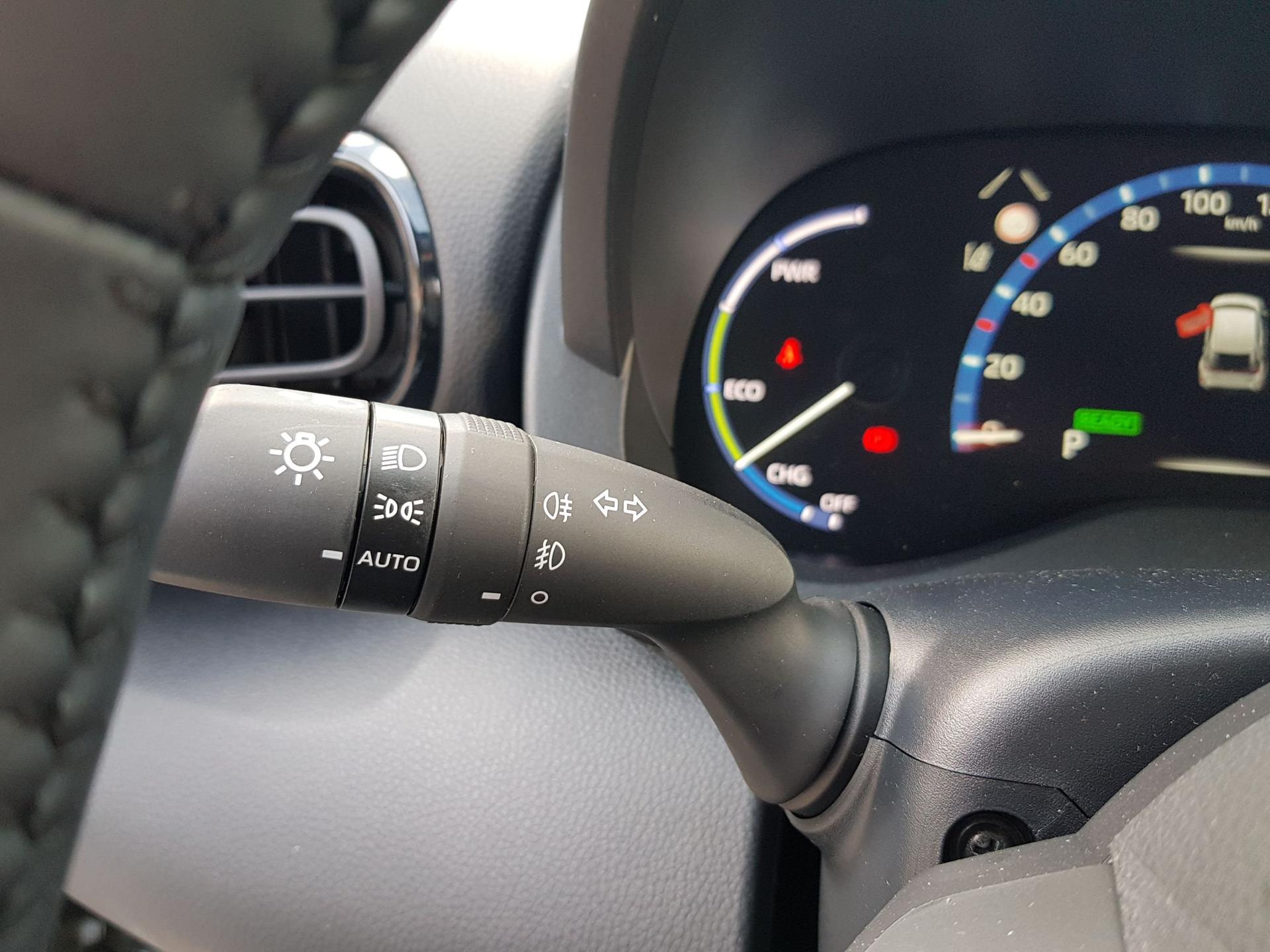 Toyota Yaris Cross Hybrid 2WD Team D AUTOMATIK ! NAVIGATION-SMART CONNECT- WINTERPAKET-17 ALU-ACC-RÜCKFAHRKAMERA-KEYLESS GO-KEYLESS START-VOLL LED- LENKRADHEIZUNG-BLUETOOTH-BERGANFAHRASSISTENT-USB MODELL 2023 MS Autoservice