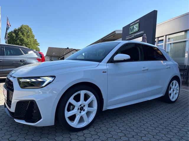 Audi A1 Sportback - 25 1.0 TFSI S-line + 7,5x18 ALU 7-Speichen Wei&szlig; MMI Navigation Plus Infotainment-Paket-Plus Sportsitze Optik-Paket schwarz Tempomat PDC vorne / hinten Sitzheizung LED Scheinwerfer Fernlichtassistent
