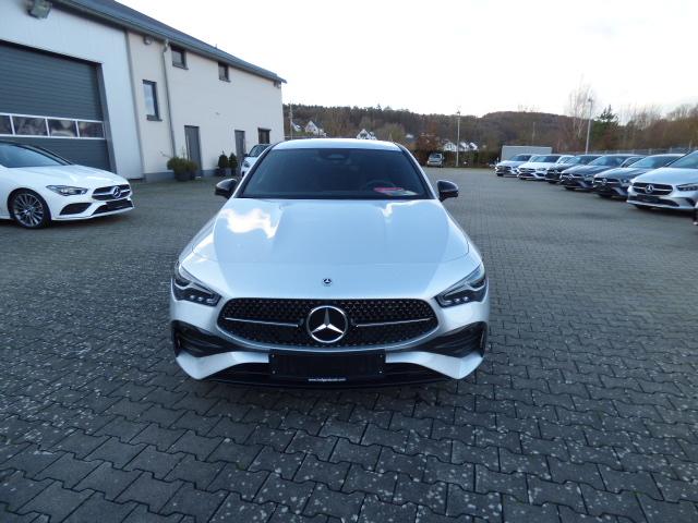 Mercedes-Benz CLA Shooting Brake 180 SB AMG Line Premium Anhängerkupplung Night Paket 360 Grad Kamera Verkehrszeichen Assist Winter Ambiente LED Keyless Go Totwinkel 