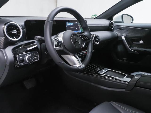 Mercedes-Benz A-Klasse A 180 Progressive Line Advanced Panoramaschiebedach Multibeam LED Verkehrszeichen Assist Winter Paket Kamera 
