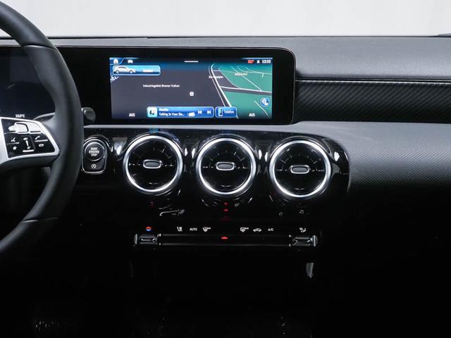 Mercedes-Benz A-Klasse A 180 Progressive Line Advanced Panoramaschiebedach Multibeam LED Verkehrszeichen Assist Winter Paket Kamera 