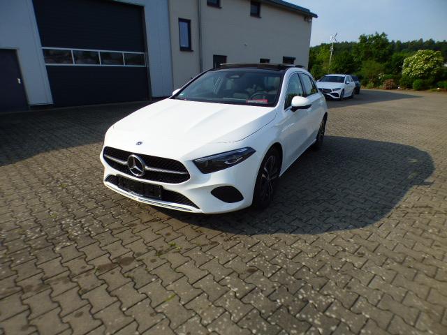 Mercedes-Benz A-Klasse A 180 Progressive Line Advanced Panoramaschiebedach Multibeam LED Verkehrszeichen Assist Winter Paket Kamera 