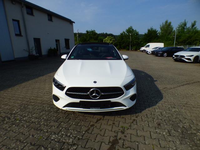 Mercedes-Benz A-Klasse A 180 Progressive Line Advanced Panoramaschiebedach Multibeam LED Verkehrszeichen Assist Winter Paket Kamera 