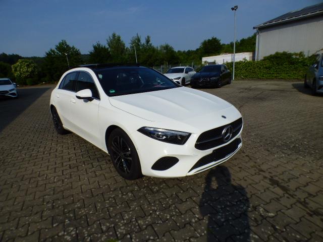 Mercedes-Benz A-Klasse A 180 Progressive Line Advanced Panoramaschiebedach Multibeam LED Verkehrszeichen Assist Winter Paket Kamera 