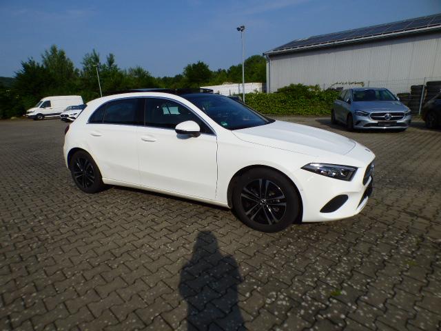 Mercedes-Benz A-Klasse A 180 Progressive Line Advanced Panoramaschiebedach Multibeam LED Verkehrszeichen Assist Winter Paket Kamera 
