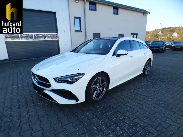 Mercedes-Benz CLA Shooting Brake - 180 SB AMG Line Premium Panorama Schiebedach Anhängerkupplung Memory Winter Paket Ambiente Beleuchtung LED Keyless Go Modeljahr 2024