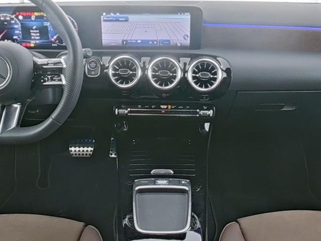 Mercedes-Benz A-Klasse A 220 d AMG Line Advanced Plus Fahrassistenz Burmester Soundpaket Anhängerkupplung Night Paket Memory Multibeam LED Verkehrszeichen Assist Ambiente Modelljahr 2025 