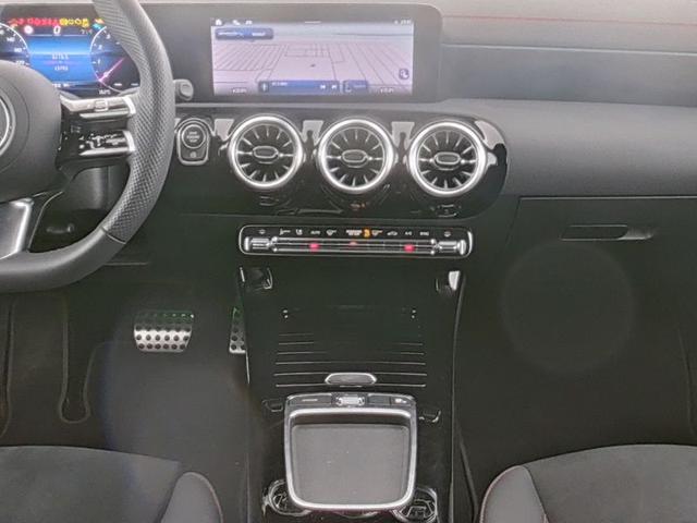 Mercedes-Benz CLA Shooting Brake 200 SB AMG Line Premium Anhängerkupplung 19 Zoll Burmester Sound Night Paket Winter LED High Performance Ambiente Kamera 