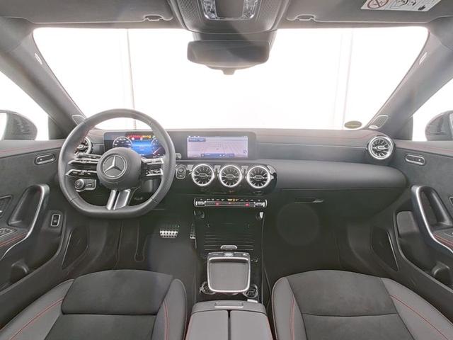 Mercedes-Benz CLA Shooting Brake 200 SB AMG Line Premium Anhängerkupplung 19 Zoll Burmester Sound Night Paket Winter LED High Performance Ambiente Kamera 