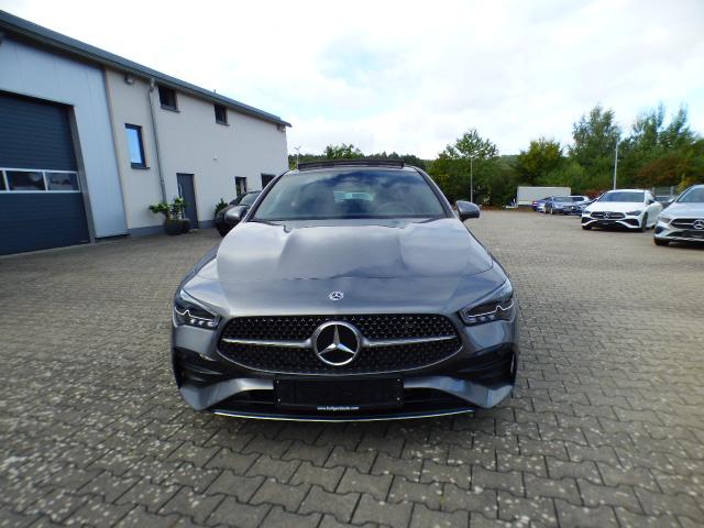 Mercedes-Benz CLA Shooting Brake 250 4M AMG line Premium Anhängerkupplung Verkehrszeichen AssistentMulibeam LED Fernlicht-Assistent Head-Up Display Panorama Schiebedach Totwinkel-Assistent Kamera Modeljahr 2025 
