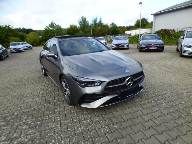 Mercedes-Benz CLA Shooting Brake 250 4M AMG line Premium Anhängerkupplung Verkehrszeichen AssistentMulibeam LED Fernlicht-Assistent Head-Up Display Panorama Schiebedach Totwinkel-Assistent Kamera Modeljahr 2025 