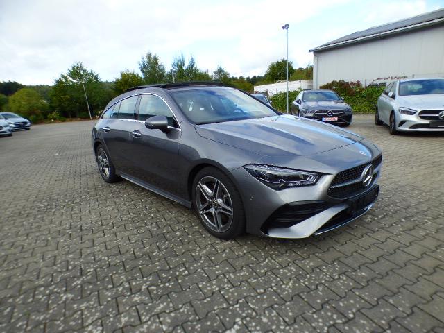 Mercedes-Benz CLA Shooting Brake 250 4M AMG line Premium Anhängerkupplung Verkehrszeichen AssistentMulibeam LED Fernlicht-Assistent Head-Up Display Panorama Schiebedach Totwinkel-Assistent Kamera Modeljahr 2025 