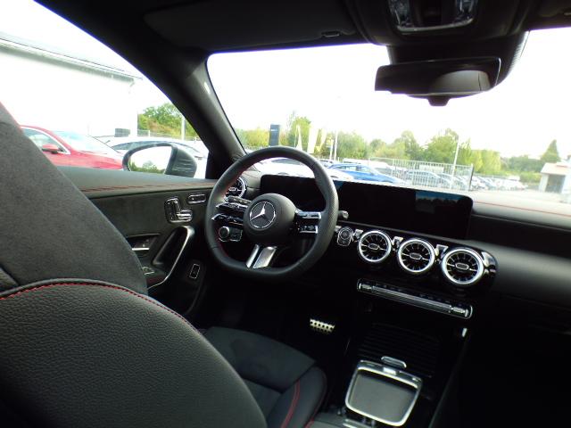 Mercedes-Benz CLA Shooting Brake 250 4M AMG line Premium Anhängerkupplung Verkehrszeichen AssistentMulibeam LED Fernlicht-Assistent Head-Up Display Panorama Schiebedach Totwinkel-Assistent Kamera Modeljahr 2025 