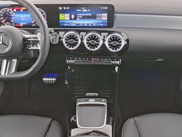 Mercedes-Benz CLA Shooting Brake 200 SB AMG Line Premium Verkehrszeichen Assist Smart Phone Integration Winter Paket Ambientebeleuchtung Keyless GO Totwinkel Assistent Panorama Schiebedach Kamera HANDS FREE ACCES Multibeam LED Modeljahr 2025 