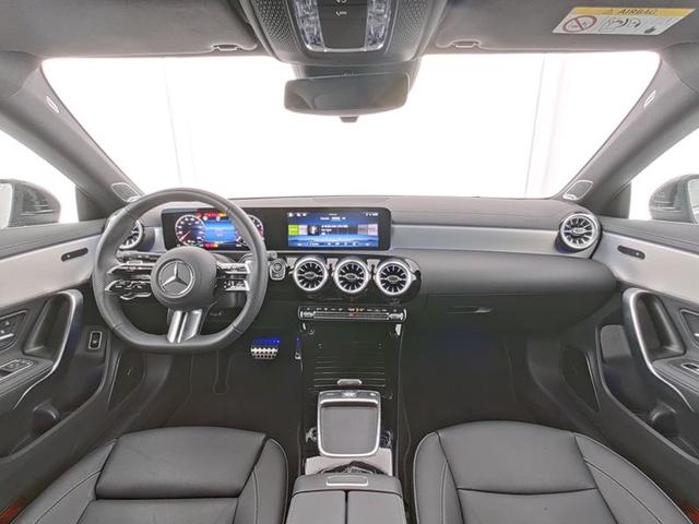 Mercedes-Benz CLA Shooting Brake 200 SB AMG Line Premium Verkehrszeichen Assist Smart Phone Integration Winter Paket Ambientebeleuchtung Keyless GO Totwinkel Assistent Panorama Schiebedach Kamera HANDS FREE ACCES Multibeam LED Modeljahr 2025 