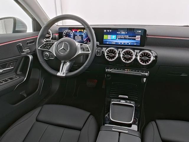 Mercedes-Benz A-Klasse A 200 d Progressive Line Advanced Plus Fahrassistenz Paket Standheizung Anhängerkupplung Adaptives Fahrwerk GUARD 360 Kamera Sidebags im Fond Memory Leder Verkehrszeichenassist Ambiente Keyless Go Winterpaket Modeljahr 2025 Vollausstattung ! 