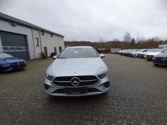 Mercedes-Benz A-Klasse A 200 d Progressive Line Advanced Plus Fahrassistenz Paket Standheizung Anh&auml;ngerkupplung Adaptives Fahrwerk GUARD 360 Kamera Sidebags im Fond Memory Leder Verkehrszeichenassist Ambiente Keyless Go Winterpaket Modeljahr 2025 Vollausstattung ! 