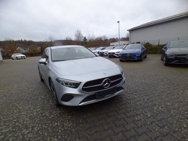Mercedes-Benz A-Klasse A 200 d Progressive Line Advanced Plus Fahrassistenz Paket Standheizung Anh&auml;ngerkupplung Adaptives Fahrwerk GUARD 360 Kamera Sidebags im Fond Memory Leder Verkehrszeichenassist Ambiente Keyless Go Winterpaket Modeljahr 2025 Vollausstattung ! 