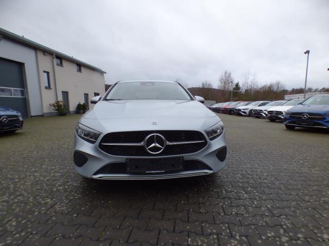 Mercedes-Benz A-Klasse A 200 d Progressive Line Advanced Plus Fahrassistenz Paket Standheizung Anh&auml;ngerkupplung Adaptives Fahrwerk GUARD 360 Kamera Sidebags im Fond Memory Leder Verkehrszeichenassist Ambiente Keyless Go Winterpaket Modeljahr 2025 Vollausstattung ! 