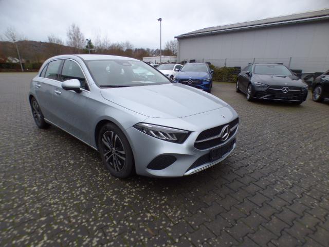 Mercedes-Benz A-Klasse A 200 d Progressive Line Advanced Plus Fahrassistenz Paket Standheizung Anh&auml;ngerkupplung Adaptives Fahrwerk GUARD 360 Kamera Sidebags im Fond Memory Leder Verkehrszeichenassist Ambiente Keyless Go Winterpaket Modeljahr 2025 Vollausstattung ! 