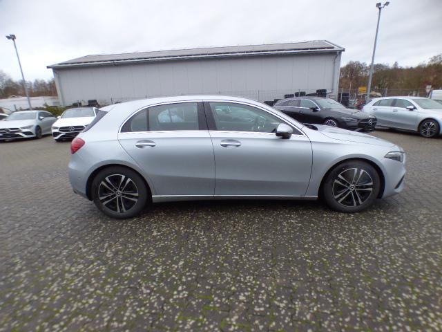Mercedes-Benz A-Klasse A 200 d Progressive Line Advanced Plus Fahrassistenz Paket Standheizung Anh&auml;ngerkupplung Adaptives Fahrwerk GUARD 360 Kamera Sidebags im Fond Memory Leder Verkehrszeichenassist Ambiente Keyless Go Winterpaket Modeljahr 2025 Vollausstattung ! 