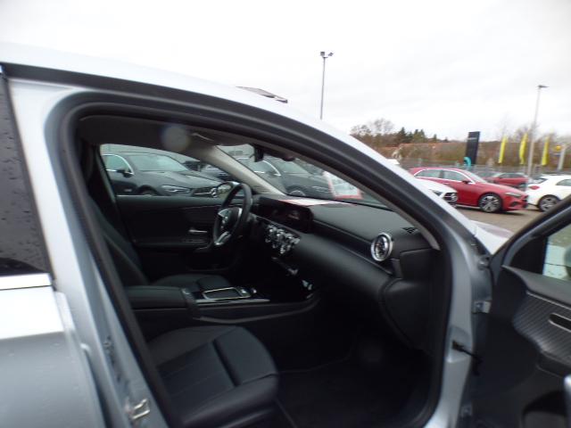 Mercedes-Benz A-Klasse A 200 d Progressive Line Advanced Plus Fahrassistenz Paket Standheizung Anh&auml;ngerkupplung Adaptives Fahrwerk GUARD 360 Kamera Sidebags im Fond Memory Leder Verkehrszeichenassist Ambiente Keyless Go Winterpaket Modeljahr 2025 Vollausstattung ! 