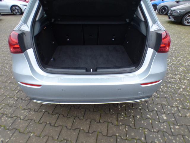 Mercedes-Benz A-Klasse A 200 d Progressive Line Advanced Plus Fahrassistenz Paket Standheizung Anh&auml;ngerkupplung Adaptives Fahrwerk GUARD 360 Kamera Sidebags im Fond Memory Leder Verkehrszeichenassist Ambiente Keyless Go Winterpaket Modeljahr 2025 Vollausstattung ! 